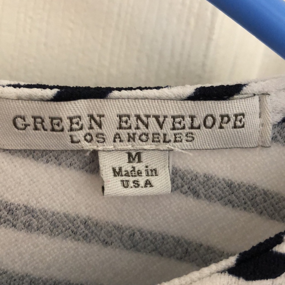 Green Envelope Black & White Top Sz Medium like new! - Picture 2 of 6